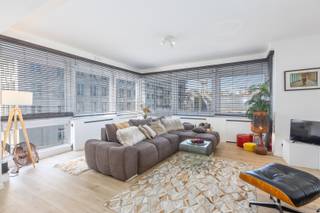 INTERESSANTE INVESTERING IN HET CENTRUM VAN OOSTENDE<br />Gelegen op de Groentemarkt, in het hart van Oostende, bevindt zich dit instapklare appartement dat zich uitstekend leent als investering of tweede verblijf met verhuurmogelijkheden.<br />De leefruimte met open, volledig ingerichte keuken geniet van een aangename lichtinval en vormt een praktische en aantrekkelijke basis voor zowel korte als langere verblijven. Dankzij de indeling met twee slaapkamers en een slimme inrichting met op maat gemaakt stapelbed voor vier personen, kan het appartement meerdere gasten comfortabel ontvangen, wat het verhuurpotentieel aanzienlijk verhoogt.<br />Verder beschikt het appartement over een moderne badkamer met inloopdouche, een afzonderlijk toilet en twee bergingen, wat zorgt voor extra comfort en functionaliteit voor huurders.<br />De centrale ligging, op wandelafstand van winkels, restaurants, het strand en het station, maakt dit pand bijzonder aantrekkelijk voor vakantieverhuur en citytrips.<br />Instapklaar en zonder bijkomende werken, biedt dit appartement een directe opportuniteit voor wie op zoek is naar een zorgeloze investering in Oostende.
<ul>
	<li>Oppervlakte: 75 m²</li>
	<li>2 slaapkamers + extra slaapcapaciteit</li>
	<li>Privatieve kelder</li>
	<li>Mogelijkheid tot huren van parking in de buurt</li>
	<li>EPC: 334 kWh/m² jaar (label D)</li>
	<li>KI: 877 €</li>
</ul>