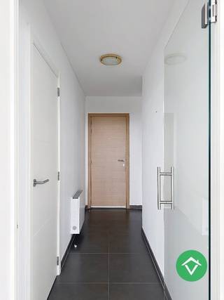Dit gemeubeld appartement bestaat uit: living - keuken - ruim terras - nachthal - berging/wasplaats - toilet - badkamer - 2 slaapkamers. <br /><br />Huurprijs 1075 €/mnd (exclusief 50 €/mnd syndickosten)<br />Onmiddellijk beschikbaar.<br />EPC-Label B.