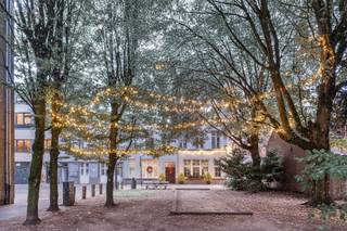 Gelegen op de bovenste verdiepingen van een stijlvol appartementsgebouw, dewelke volledig werd gerenoveerd in 2010, combineert dit pareltje het...