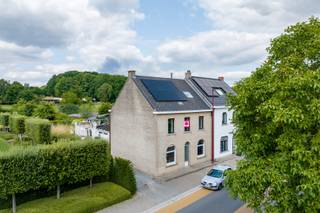 Deze, verder af te werken, woning werd recent reeds gedeeltelijk gerenoveerd en biedt tal van mogelijkheden.Er werden reeds heel wat werken...