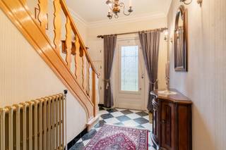 Charmante te renoveren woning op een perceel van 902 m², op wandelafstand van het centrum van Arendonk.<br /><br />Deze centraal gelegen woning biedt alle dagelijkse voorzieningen binnen handbereik en beschikt over een prachtige zuidwest gerichte tuin met maximale privacy. Een ideale opportuniteit voor wie op zoek is naar een pand met veel potentieel, gelegen op een mooie locatie.<br /><br />Via de inkomhal betreden we de leefruimte, ingedeeld in een gezellige zithoek en een apart eetgedeelte. Aansluitend bevindt zich een ruime veranda met annex overkapping, perfect om het hele jaar door te genieten van het zicht op de mooie tuin.<br /><br />Verder leidt de leefruimte naar de keuken en de praktische berging/wasplaats, die voorzien is van een inloopdouche en toilet. Daarnaast beschikt de woning over een droge kelder waar de boiler is geplaatst.<br /><br />Op de eerste verdieping treffen we drie slaapkamers, alle uitgerust met rolluiken, en een badkamer met bad, lavabo en verwarming. De woning beschikt bovendien over een opbergzolder waarop reeds 10 cm dakisolatie werd aangebracht.<br /><br />Aan de zijkant van de woning bevindt zich nog een garage met een automatische poort.<br /><br />Troeven:<br /><br />* Perceel van 902 m²<br />* Zuidwest gerichte tuin met veel privacy<br />* Centrale ligging nabij winkels, scholen en openbaar vervoer<br />* Drie slaapkamers<br />* Veranda met annex overkapping<br />* Kelder en zolder aanwezig<br />* Woning met veel renovatiepotentieel<br /><br />Deze woning is ideaal voor wie graag zijn eigen stijl en afwerking wil aanbrengen en daarbij wil genieten van een royale tuin en een centrale ligging.