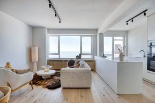 VOEL DE ZEE... Dit TRENDY & LUXUEUS GERENOVEERD appartement met 3 SLAAPKAMERS & FENOMENAAL ZEEZICHT bevindt zich op de Zeedijk te Blankenberge...