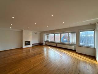 Dit prachtige duplex appartement biedt een unieke woonervaring, met een combinatie van een appartement met twee slaapkamers op de derde verdieping en een aangrenzende studio op de vierde verdieping. Samen vormen ze een ruim en comfortabel geheel, perfect als kangoeroewoning of om familie en vrienden te ontvangen.<br />Op de derde verdieping bevindt zich het appartement met twee ruime slaapkamers. De ruime woonkamer baadt in natuurlijk licht dankzij de grote ramen, waardoor een warme en uitnodigende sfeer ontstaat. De aparte keuken is volledig uitgerust met moderne apparatuur, waaronder een oven, ideaal voor het bereiden van heerlijke maaltijden. Beide slaapkamers bieden voldoende ruimte en hebben directe toegang tot het balkon aan de achterzijde, perfect voor een ontspannen ochtendkoffie of een rustige avond.<br />De badkamer op deze verdieping is royaal opgezet en beschikt over een lavabo, een moderne douche, een toilet en een aansluiting voor de wasmachine, wat bijdraagt aan het comfort en gemak van het dagelijkse leven.<br />Via de de connecterende trap  kom je zo tot de vierde verdieping herbergt de aansluitende studio, die een ruime woonkamer met een open keuken biedt. De keuken is volledig uitgerust met alle nodige apparatuur, wat zorgt voor een gemakkelijke en aangename kookervaring. De studio heeft ook een eigen badkamer met een lavabo, een aansluiting voor de wasmachine, een douche en een toilet. Daarnaast is er een handige berging en een indrukwekkend ruim terras van 37m², ideaal voor buitenactiviteiten, entertainment of gewoon om van de zon te genieten.<br />Deze prachtige duplex is beschikbaar vanaf 01/11/2025 en kan uw nieuwe thuis worden voor een huurprijs van 1175,00 euro per maand, plus een vast bedrag van 60 euro voor de maandelijkse onkosten. Het appartement is binnen handbereik van winkels en dicht bij openbaar vervoer zodanig je gemakkelijk door de stad kan verplaatsen. Mis deze unieke kans niet om in een comfortabel en modern appartement te wonen met alle voorzieningen binnen handbereik en uniek terras op gunstige locatie.