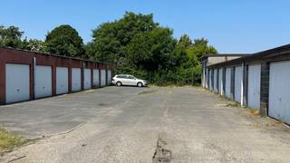 Complex van 23 ruime garageboxen gelegen in de dorpskern van Ruisbroek.Het complex is vlot toegankelijk via een brede doorgang. De garageboxen kunnen...