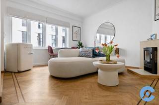 Dit gelijkvloers appartement met één slaapkamer is een must see voor de echte citylovers! Super centraal gelegen aan het Mechelseplein, hartje Antwerpen centrum. Graag koffiekoeken op zondag van bakkerij Lints? Of een apero op het terras van de Kapitein Zeppos? Dat kan dus allemaal, en wel vlak voor je deur! Scholen, winkels en openbaar vervoer liggen allemaal op korte wandelafstand.<br /><br />Het appartement werd recent volledig gerenoveerd volgens de meest recente energienormen en behaalt zo een EPC A-label! De lichtrijke leefruimte met grote raampartijen sluit aan op een open moderne keuken, volledig uitgerust met alle comfort, inclusief vaatwas en quooker kraan!<br /><br />De slaapkamer ligt aan de rustige achterzijde van het appartement en voelt ruim aan. Van hieruit heb je directe toegang tot de badkamer met toilet, douche en lavabo. Ook is er een leuk terras aanwezig met ingebouwde zitbank.<br /><br />Extra troeven: AAA-locatie, EPC A-label, volledig gerenoveerd, privatieve kelderberging, lage algemene kosten, airconditioning, conforme elektriciteit, volledig gemeubileerde inrichting (overname bespreekbaar).<br /><br />Ideaal als investering met sterke verhuurpotentie of als eigen woonst op een bruisende centrumlocatie!<br /><br />Meer vragen of graag een bezoek ter plaatse? Bel Dries: 0470/107 217.<br /> 