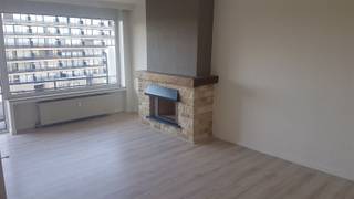 Appartement met 2 slaapkamers, terras, kelder en ondergrondse autostaanplaats, aan de rand van het centrum van Landen.De algemene onkosten van € 130...