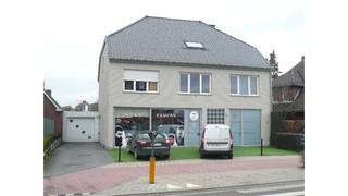 Een goed gelegen appartement op de dakverdieping bestaande uit een woonkamer met open, ingerichte keuken en airco, 2 slaapkamers, extra slaaphoek...