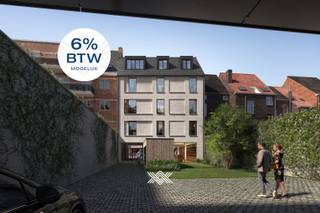 Dit éénslaapkamer appartement van 70 m² op de eerste verdieping beschikt over een eet- en leefruimte met rechtstreekse toegang tot het zuidwestelijk georiënteerd terras (9 m²), een halfopen keuken, een afzonderlijk toilet, een berging, een ruime slaapkamer en een badkamer uitgerust met een dubbele lavabo, een inloopdouche en de aansluiting voor een droog- en wasmachine. Het appartement beschikt eveneens over een exclusief genotsrecht van de tuin (14,7 m²). Het appartement voldoet aan de strenge energienormen dankzij de voorziening van zonnepanelen, een individuele centrale verwarming met een lucht-waterwarmtepomp en vloerverwarming, een ventilatie type D met warmterecuperatie. <br /><br />De residentie telt zes appartementen, elk voorzien van een ruim zuidwest-georiënteerd terras. Daarnaast is er één commerciële ruimte beschikbaar. Voor het gemak van de bewoners biedt de residentie overdekte fietsparkeerplaatsen in een gemeenschappelijke fietsenstalling.<br /><br />De ligging biedt een fijne balans tussen rust en stedelijke dynamiek. Op wandelafstand vind je de Coupure, het Groenevalleipark en de Watersportbaan, ideaal voor ontspanning en buitenactiviteiten. Tegelijkertijd biedt het nabijgelegen stadscentrum een breed aanbod aan restaurants, winkels en culturele voorzieningen. De residentie is goed bereikbaar, zowel met de wagen via de R40 en R4 als met het openbaar vervoer. Meerdere bus- en tramhaltes in de buurt zorgen voor snelle verbindingen door de stad.
