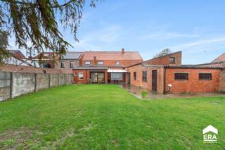 [[ DIT PAND NEEMT DEEL AAN DE ERA OPEN HUIZEN DAG OP 13/6 VAN 14:30 TOT 15:30 ]]
<h3>Ruime gezinswoning te koop met garage en atelier: enorm veel mogelijkheden!</h3>

<p><strong>Over de woning</strong><br />Op zoek naar een renovatieproject met potentieel? Deze <strong>halfopen </strong>woning biedt je de kans om een ruime gezinswoning volledig naar eigen smaak in te richten. Met een bewoonbare oppervlakte van 200 m², 4 slaapkamers en een zolderruimte is er ruimte in overvloed.</p>

<p>De woning is voorzien van <strong>manuele én elektrische rolluiken</strong> en centrale verwarming op aardgas (condensatieketel). De ramen zijn deels voorzien van enkele en deels van dubbele beglazing. De woning kan je nog wat moderniseren, wat de perfecte opportuniteit biedt voor wie een woning om naar zijn eigen hand te zetten.</p>

<p><strong>Indeling van de Woning</strong></p>

<ul><li>
	<p><strong>Gelijkvloers en verdiepingen</strong>: 4 slaapkamers, badkamer, meerdere zolderruimtes, garage én ruim atelier</p>
	</li><li>
	<p><strong>Grondoppervlakte</strong>: 525 m²</p>
	</li><li>
	<p><strong>Bewoonbare oppervlakte</strong>: 200 m²</p>
	</li><li>
	<p><strong>Oriëntatie tuin</strong>: zuidwest</p>
	</li></ul>

<p><strong>Troeven op een rijtje</strong></p>

<ul><li>
	<p>Grote woning met garage, atelier en tuin: veel potentieel</p>
	</li><li>
	<p>4 slaapkamers + zolderruimtes</p>
	</li><li>
	<p>Zuidwestelijk georiënteerd perceel van 525 m²</p>
	</li></ul>