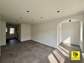 <p><span>Gerenoveerd 2 slaapkamer appartement!</span></p><p><span>Het appartement is gelegen op de eerste verdieping in ene kleinschalig gebouw zonder lift! De ligging is zeer centraal.</span></p><p><span> </span></p><p><span>Het appartement heeft de volgende indeling</span></p><p><span> </span></p><p><span>Inkomhal, leefruimte en keuken</span></p><p><span>Via de open ruimte inkomhal betreedt je het appartement. Dankzij de grote raampartijen wordt de hele ruimte verlicht en geniet je van veel lichtinval!</span></p><p><span>Zowel de leefruimte als keuken zijn gezet op een onderhoudsvriendelijke tegelvloer.</span></p><p><span>De open keuken is voorzien van alle nodige faciliteiten, een koelkast met aparte vriezer, combiovern, een afwasmachine, kookplaat en veel kastruimte!</span></p><p><span> </span></p><p><span>Via de keuken heb je toegang tot het balkon dat aan de achterzijde gelegen is.</span></p><p><span> </span></p><p><span>Slaapkamers en badkamer</span></p><p><span>Via de nachthal kan je de slaapkamers en badkamer bereiken.</span></p><p><span>De badkamer is voorzien van een ruim ligbad en douche. Verder is er nog een enkele lavabo met spiegel en meubelkast.</span></p><p><span>De aansluiting voor uw wasmachine en droger aanwezig en mooi verwerkt in een kast.</span></p><p><span> </span></p><p><span>De eerste slaapkamer is de kleinere slaapkamer, ideaal geschikt als kinderkamer of bureelruimte en heeft ook een ingemaakte open kast.</span></p><p><span>De tweede slaapkamer is een ruimere kamer, deze is voorzien van ruime ingemaakte kasten.</span></p><p><span> </span></p><p><span>Er zijn overal vliegenramen voorzien.</span></p><p><span>Eenhandige kelder is aanwezig!</span></p><p><span> </span></p><p><span>Huurprijs & beschikbaarheid</span></p><p><span>Huurprijs: €1.000 / maand</span></p><p><span>Maandelijkse kosten: €20,00 - verbruik algemene delen</span></p><p><span>Beschikbaarheid: Onmiddellijk </span></p>