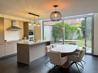 Deze prachtige woning in Mechelen biedt een comfortabele leefomgeving met tal van moderne faciliteiten. Met een bewoonbare oppervlakte van 125...