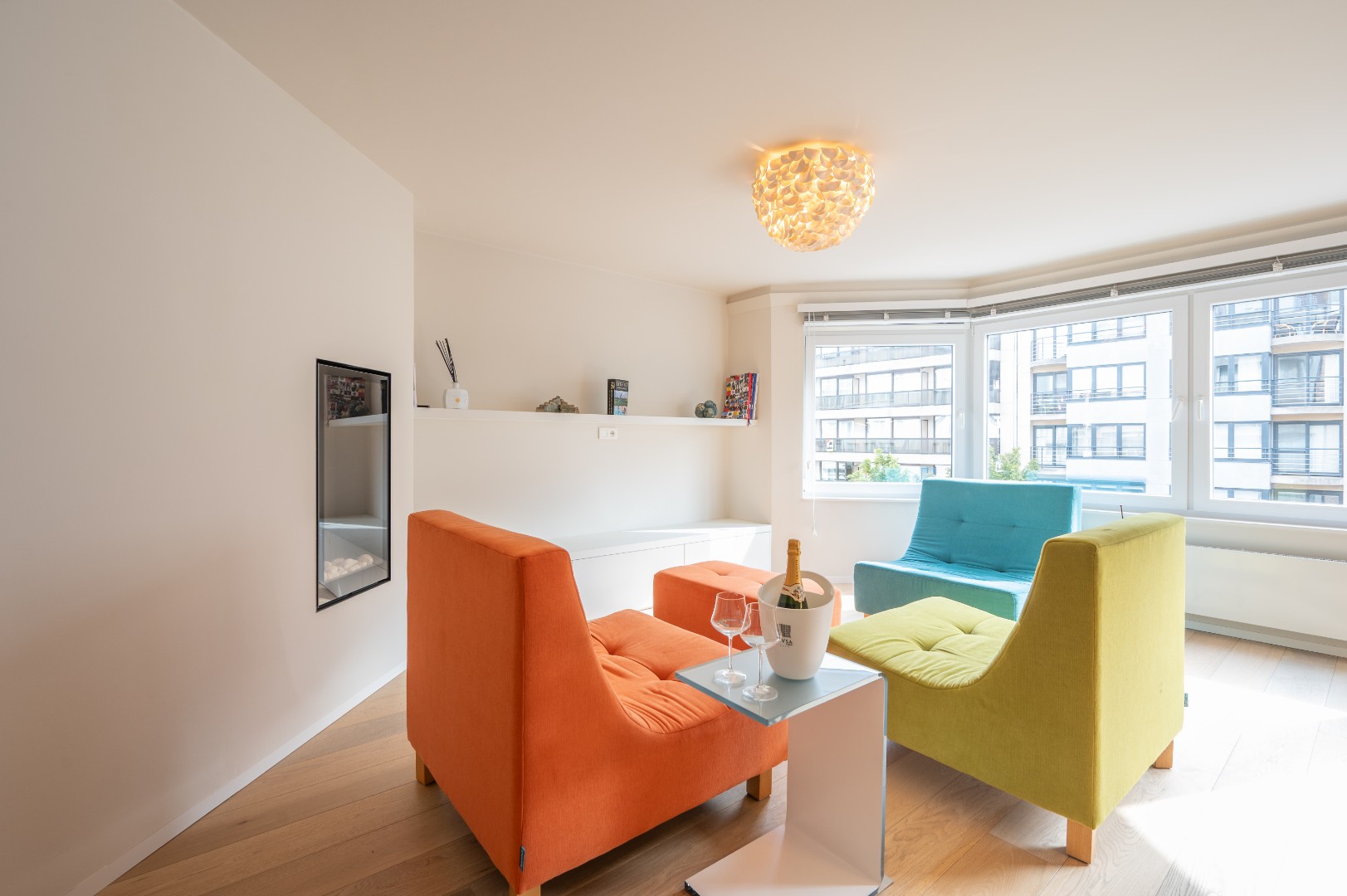 Prachtig gerenoveerd appartement met 2 slaapkamers te Knokke. - photo 3