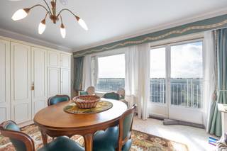 <p><strong>Residentie PANORAMIC A</strong> : Op de 5de verdieping bevindt zich deze lichtrijke studio met een uitzonderlijk open zicht op de polders. De leefruimte geniet van grote raampartijen en sluit aan op een ruim zonneterras waar u volop kunt genieten van het panoramische uitzicht. Verder beschikt deze gemeubelde studio over een kitchenette, badkamer met douche en toilet. Verwarming via centrale verwarming op stookolie. Residentie met fietsenlokaal en vuilnislokaal. Vernieuwde gevels en terrassen. Op 250m van de zeedijk en het centrum.</p>
