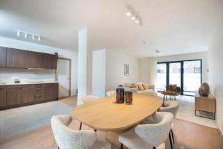 Kom kennismaken met "UNIQ", een splinternieuw en klein gebouw bestaande uit 28 woningen, gelegen aan de Quai au Foin, vlakbij de Marché aux Poissons, de Béguinagewijk en de Rue de Flandre. In dit prachtige gebouw, verspreid over 6 verdiepingen, vind u alles van studio's tot 3 slaapkamer appartementen. Dit project, ontwikkeld door E-Maprod, is ontworpen met oog voor energie-efficiëntie en duurzaamheid, zowel in de constructie als in thermische en akoestische isolatie, met A- of B+ energieprestatiecertificaten. Verkoop onderhevig aan registratierechten op de grond (12,5%) en BTW op de bouw (mogelijk 6% onder voorwaarden). Neem vandaag nog contact met ons op voor meer informatie over deze unieke nieuwbouwmogelijkheid.<br /><br />
<ul>
<li>EPC geschat A- / B+</li>
<li>Ventilatie D+</li>
<li>Zonnepanelen</li>
<li>Kelder verplicht</li>
<li>Parkeerplaats mogelijkheid</li>
</ul>