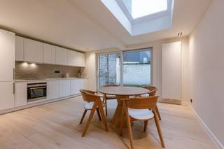 Gerenoveerde woning met vier slaapkamers rondom Gent <br /><br />EPC-score: A <br />MOBISCORE: 8,5/10 <br /><br />Deze woning werd recent volledig gerenoveerd en bevindt zich in een vlot bereikbare straat met een uitstekende verbinding naar het centrum van Gent. <br /><br />De indeling is als volgt: Op het gelijkvloers komt u binnen in de ruime inkomhal met gastentoilet. Doorlopend krijgt u toegang tot de driedubbele leefruimte met open keuken, tevens volledig ingericht met kwalitatieve toestellen (SIEMENS). Het grote schuifraam en de lichtkoepel zorgen voor veel natuurlijk licht in de leefruimte. <br /><br />Via het schuifraam achteraan heeft u toegang tot de charmante stadstuin met aansluitend een terras. De eerste verdieping beschikt over twee slaapkamers, waaronder de master bedroom, een volledig geïnstalleerde badkamer met douche, dubbel wasmeubel en toilet, en ook een wasplaats. De tweede verdieping beschikt nogmaals over twee ruime slaapkamers alsook de tweede badkamer met ligbad en lavabomeubel. <br /><br />Ideaal voor starters, gezinnen, investeerders,.... <br /><br />Zeker een bezoek waard!