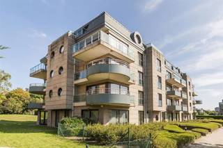 1200 WOLUWE-ST-LAMBERT (Av Marcel Thiry 52 apt 4.2) - Idéalement situé à proximité immédiate des commerces et transports en communs, avec accès rapide Ring, OTAN, Centre ville, TREVI vous présente ce bel appartement 1 chambre entièrement meublé.  L'appartement se compose d'un  hall d'entrée, d'un séjour avec cuisine équipée, d'une chambre et d'une salle de bain ainsi que d'une terrasse. Ascenseur dans l'immeuble. Chaudière individuelle gaz. PEB: D- (195kWh/m²/an) code unique: 20230306-0000636393-01-0 Loyer: 1.210 € / mois (parking inclus n°5) + 100 € charges (communs et eau froide privative). Plus d'infos et visite par mail LMEERT@TREVI.BE