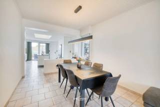 Op een boogscheut van het centrum, wandelwegen en het openbaar vervoer bevindt zich deze ruime en instapklare woning. Dankzij de vele natuurlijke lichtinval geniet de woning van een aangename en warme sfeer. De open keuken vormt samen met de leefruimte een gezellige plek en biedt bovendien een mooi zicht op de tuin.<br /><br />De woning beschikt over drie ruime slaapkamers en een verzorgde badkamer met zowel een ligbad als een douche. Daarnaast is er heel wat bergruimte aanwezig, wat zorgt voor extra praktisch comfort.<br /><br />Een absolute troef is de ruime garage, die niet alleen geschikt is voor het stallen van fietsen, brommers en moto's, maar ook voldoende plaats biedt voor gereedschap en allerhande materiaal.<br /><br />Ook op technisch vlak werd de woning goed onderhouden en vernieuwd. Zo werd het dak vernieuwd, zijn er zonnepanelen aanwezig en werd de condensatieketel vernieuwd. Daarnaast zorgt een warmtepomp voor het warme water.<br /><br />Buiten kunt u genieten van een grote, verzorgde tuin en een aangenaam terras, ideaal om tot rust te komen of gezellig samen te genieten van mooie dagen.<br /><br />Deze woning combineert ruimte, comfort en praktische voorzieningen met een uitstekende ligging nabij het centrum, wandelwegen en openbaar vervoer. Een ideale thuis voor wie op zoek is naar een verzorgde woning waar u zonder grote werken meteen kunt intrekken.