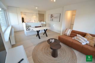 Volledig gerenoveerd hoekappartement met 2 slaapkamers op de hoek van Leopoldlaan met Bayauxlaan.Inkomhall met vestiaire, berging/wasplaats en aparte...