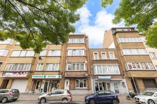 Op een steenworp van de Basiliek van Koekelberg, in een aangename wijk die gewaardeerd wordt om haar levenskwaliteit en de nabijheid van alle voorzieningen, ontdekt u dit mooie appartement van ±72 m² gelegen op de 2de verdieping van een klein gebouw uit 1956 met lage lasten.
Vanaf het eerste moment zult u gecharmeerd zijn door de natuurlijke lichtinval die de leefruimtes overspoelt. De woonkamer van ±29 m² biedt een warme en gezellige sfeer, ideaal om gasten te ontvangen of te genieten van het dagelijkse leven in alle comfort. De uitgeruste keuken sluit harmonieus aan op het geheel en voldoet perfect aan de behoeften van modern wonen.
Het appartement beschikt over een ruime slaapkamer van ±17,5 m² en een bijkomende ruimte van ±12 m² die kan worden ingericht als bureau, dressing of logeerkamer, afhankelijk van uw wensen. Een functionele douchekamer vervolledigt het nachtgedeelte. Een aangenaam terras van ±3 m² biedt bovendien een rustige buitenruimte.
Een extra troef van dit pand zijn de vier privatieve kelders, die tal van opbergmogelijkheden bieden.
EPC: E (47 kg CO₂/m²/jaar). Verhuurverplichting te respecteren.
Een kans die u niet mag missen!