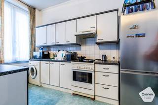 Dit aangename <strong>duplexappartement</strong> is gelegen op de <strong>tweede</strong> <strong>verdieping</strong> en biedt dankzij de duplexindeling een bijzonder <strong>ruimtelijk</strong> en <strong>comfortabel</strong> <strong>gevoel</strong>.<br /><br />Op het eerste niveau bevindt zich de <strong>ruime leefruimte met open keuken.</strong> De <strong>hoge</strong> <strong>plafonds</strong> zorgen hier voor een <strong>aangename</strong> <strong>gevoel</strong> van <strong>ruimte</strong> en <strong>licht</strong>, waardoor de leefruimte extra veel karakter krijgt. Op deze verdieping bevindt zich eveneens een <strong>douchekamer</strong> met enkele lavabo. Via de trap bereikt u het bovenste gedeelte van het appartement, waar zich <strong>twee</strong> zeer <strong>ruime</strong> <strong>slaapkamers</strong> bevinden. <br /><br />De ligging vormt één van de grootste troeven van deze eigendom. U bevindt zich vlakbij de Grote Markt, het strand en de haven, waardoor zowel winkels, horeca, ontspanning als de kust op wandelafstand bereikbaar zijn. Bovendien bevindt een tramhalte zich op slechts 50 meter, wat zorgt voor een <strong>uitstekende</strong> <strong>bereikbaarheid</strong>.<br /><br />Het appartement is momenteel vast verhuurd, wat het tevens interessant maakt als investering.