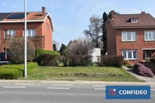 Perceel grond met volgende eigenschappen:<br />` verkavelingsvergunning in aanvraag<br />` totale oppervlakte van 4a56ca <br />` geschikt voor een halfopen bebouwing<br />` maximale breedte van de voorgevel is 6,50 meter<br />` maximale diepte van 17 meter op het gelijkvloers en 12 meter op de verdiepingen<br />` gelegen op enkele wandelminuten van het centrum van Tongeren<br />` vlotte verbindingen met belangrijke invalswegen en steden als Hasselt, Bilzen, Maastricht en Luik<br /><br />De dienst omgeving is steeds bereid om een concreet voorstel te bekijken en hiervoor een preadvies af te leveren, onder voorbehoud van een volledig aanvraagdossier, de adviezen en de resultaten uit het openbaar onderzoek.