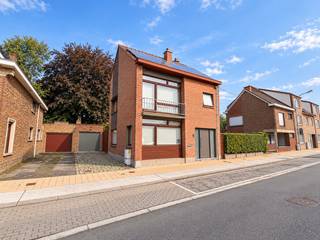 In de Kanaalstraat te Evergem-Rieme vind je deze goed onderhouden halfopen woning uit 1964. Met vier slaapkamers en een mogelijkheid tot een vijfde slaapkamer, een mooie tuin en een aparte praktijkruimte achteraan biedt deze eigendom heel wat mogelijkheden. De centrale ligging zorgt bovendien voor een vlotte verbinding met de invalswegen en de omliggende centra!<br /><br />De woning werd doorheen de jaren gerenoveerd en beschikt over een gezellige leefruimte met haardvuur, een nette keuken en badkamer. De ruime slaapkamers bieden plaats aan een groter gezin, maar laten ook ruimte voor een bureau, hobbykamer of logeerkamer. Zowel op het gelijkvloers als op de eerste verdieping is er een apart toilet. <br /><br />Buiten geniet je van een mooie tuin met 2 tuinbergingen, en een afzonderlijke recente praktijkruimte en een aparte garage. Deze vormen een interessante aanvulling voor wie extra hobby- of werkruimtes zoekt. Bovendien bevindt zich naast de woning nog een praktische oprit.<br /><br />Ook op technisch vlak werden al verschillende verbeteringen uitgevoerd. Zo beschikt de woning over dubbele beglazing, spouw- en dakisolatie, een recente condenserende ketel op aardgas en zonnepanelen. Het EPC behaalt label C, met een score van 202 kWh/m² per jaar dus mits een hele kleine aanpassing is een label B mogelijk.<br /><br />Troeven op een rij:<br /><br />- Mogelijkheid tot vijf slaapkamers en twee toiletten<br />- Gezellige leefruimte met haardvuur<br />- Mooie tuin op een perceel van circa 698 m².<br />- Schitterende praktijkruimte achteraan!<br />- Oprit, afzonderlijke garage en ruime tuinberging <br />- Zonnepanelen, recente gasketel en aanwezige dak- en spouwisolatie<br />- Asbestveilig<br /><br />Op zoek naar een ruime gezinswoning met extra mogelijkheden in Rieme/Ertvelde? Bel WIJSvastgoed op +32 9 395 80 10 !