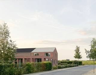 <p>Op zoek naar een ruime en energiezuinige nieuwbouwwoning met een hoogwaardige afwerking op een mooie landelijke locatie?</p><p>Ontdek deze toekomstige halfopen bebouwing in de Eikstraat te Machelen (Zulte), pal aan de grens met Petegem-aan-de-Leie.</p><p> </p><p>De woning wordt gerealiseerd op een ruim perceel van 934 m² en biedt maar liefst ca. 253 m² bewoonbare oppervlakte.</p><p>Dankzij de doordachte architectuur, royale leefruimtes en hoge afwerkingsgraad geniet u hier van ruimte, comfort en hedendaags woonplezier.</p><p>Op het gelijkvloers staat licht centraal. De ruime woonkamer met open keuken vormt het hart van de woning.</p><p>De sfeervolle patio brengt extra daglicht tot diep in de leefruimte en keuken en creëert een aangenaam open gevoel.</p><p>Daarnaast zijn er een afzonderlijk bureau, ideaal voor thuiswerk of een zelfstandige activiteit, en een praktische berging.</p><p>De woning heeft ook een overdekt terras.</p><p> </p><p>Op de eerste verdieping bevinden zich drie ruime slaapkamers, een volledig geïnstalleerde badkamer, een afzonderlijk toilet en extra bergruimte.</p><p>De zolderverdieping biedt bovendien bijkomende opbergmogelijkheden.</p><p> </p><p>Ook de ligging is een grote troef. U woont in een rustige, landelijke omgeving met winkels, scholen en horeca in de nabijheid.</p><p>Via de fietsautostrade F7 bereikt u vlot het centrum en station van Deinze.</p><p>De nabijheid van de N43 en E17 zorgt voor een uitstekende verbinding richting Gent en Kortrijk.</p><p> </p><p>Bij de lancering van dit nieuwbouwproject geniet u tijdelijk van een mooie extra: een <strong>gratis aangelegd terras, </strong>met tegels naar keuze uit het voorziene assortiment.*</p><p> </p><p>De start van de werken is voorzien voor november 2026, met een verwachte oplevering omstreeks december 2027.</p><p>De verkoop gebeurt onder de Wet Breyne, waardoor u als koper geniet van de wettelijke bescherming bij de aankoop van een woning in aanbouw.</p><p>VP exclusief BTW: €615.000</p><p>VP inclusief 6 % BTW: €651.900</p><p>VP inclusief 21% BTW: €744.150</p><p> </p><p>Interesse? Contacteer ons voor meer informatie, plannen, het lastenboek en de verkoopvoorwaarden.</p><p> </p><p><em>*Lanceeractie onder voorwaarden en voor een beperkte periode. Tegels te kiezen uit het voorziene assortiment.</em></p>