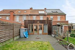 Deze energiezuinige woning heeft alle moderne en energiezuinige troeven... Naast vloerverwarming met lucht/waterwarmtepompen, tot airco's, ventilatie,... deze woning heeft het allemaal en is daarnaast gelegen op "ons dorp" te Menen in een rustige wijk.<br />ONTDEK DE WONING VIA DE VIDEO: https://youtu.be/NiI30QYIKaY<br />Indeling:<br />Glv: inkomhal (5,14m²) met apart toilet - leefruimte met houtkachel (32,44m²) en open keuken (26,60m²) bestaande uit een eiland met spoelbak en vaatwaas, inductie kookplaat, vaatwfrigo, heteluchtoven en microgolf - berging (1,69m²) - terras (22m²) - tuin met achteruitweg (63m²) - tuinberging (8,15m²) <br />Verdieping 1: nachthal - 2 slaapkamers (11,61m² - 10,06m²) - badkamer met ligbad, enkel wasmeubel en apart toilet (6,10m²) <br />Verdieping 2: slaapkamer met ingebouwde kasten (17m²) - badkamer 2 met inloopdouche, enkel wasmeubel en toilet (3,50m²) <br />Extra: zonneboiler - vloerverwarming met lucht/water warmtepomp - airco/warmtepomp lucht/lucht slaapkamer 3 - regenwater
