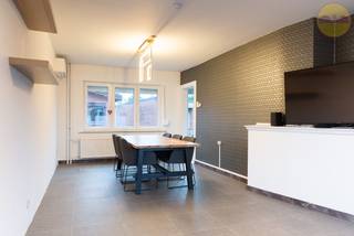 Deze halfopen bebouwing op een perceel van 362 m² is een unieke kans voor wie op zoek is naar een praktische, energiezuinige en centraal gelegen gezinswoning. De woning bevindt zich in een rustige buurt op korte afstand van het centrum van Oost-Ham, lokale handelaars en het op- en afrittencomplex E313.<br /><br />De woning werd door de jaren heen zorgvuldig gerenoveerd en energiezuinig gemaakt, wat resulteert in een indrukwekkend EPC van 59 kWh/m² (Label A) en tal van moderne comfortvoorzieningen.<br /><br />Op het gelijkvloers bevindt zich een inkomhal met aansluitend een gastentoilet met lavabo. De lichte woonkamer vormt het hart van de woning en sluit naadloos aan op de praktische keuken, uitgerust met een vaatwasser, oven/microgolf, koelkast en elektrisch vuur. Aangrenzend vind je een handige berging.<br /><br />Op de verdieping bevinden zich drie slaapkamers, waarvan twee uitgerust zijn met airco. Daarnaast is er de volledig betegelde badkamer met ligbad en lavabo.<br /><br />De zolder doet dienst als praktische bergzolder en is voorzien van vloerisolatie.<br /><br />In de tuin vind je een ruime garage en een aparte ruimte met aansluiting voor de wasmachine. Het eerste deel van de tuin is netjes geklinkerd, terwijl je achteraan in alle privacy kunt genieten van een mooi stuk gazon.<br /><br /><strong>Extra troeven:</strong>
<ul>
<li>18 zonnepanelen met batterij</li>
<li>Warmtepompboiler</li>
<li>Airco’s (2023 – Daikin)</li>
<li>Geïsoleerde spouwmuren en geïsoleerde zoldervloer</li>
<li>PVC-ramen met HR-glas en rolluiken</li>
<li>Elektriciteit conform huidig AREI</li>
</ul>
<br />Mis deze unieke kans niet en plan snel je bezoek via info@sublimmo.be of 014 84 83 69.