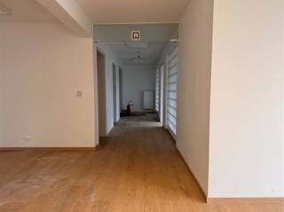 <p>Bent u op zoek naar een perfect bereikbaar kantoor met functionaliteit? Dan is dit pand aan de Koningin Astridlaan 58 in Kontich precies wat u zoekt.</p><p>Gelegen op een dynamisch bedrijvenpark, pal aan de E19 (Antwerpen – Brussel) en de N1, geniet u hier van een uitzonderlijke bereikbaarheid. Ideaal voor bedrijven die activiteit willen combineren met een vlotte connectie naar zowel Antwerpen als Brussel.</p><p>Deze kantoorruimte van ca. 105 m² beschikt over een eigen inkom. De ruime opzet, gecombineerd met aangenaam natuurlijk daglicht, creëert een functionele en aangename werkomgeving. Perfect inzetbaar voor kantoor, atelier of showroom.</p><p>• Topligging<br />• Kantoor van 105 m² met eigen toegang<br />• Veel lichtinval en praktische indeling<br />• Gelegen op een verzorgd bedrijvenpark<br />• Ideaal voor diverse professionele activiteiten</p><p>Een opportuniteit voor ondernemers die vooruit willen.</p><p>Huurprijs exclusief BTW (indien van toepassing), onroerende voorheffing en algemene onkosten ten laste van de huurder.</p><p>Interesse? Gelieve uw gegevens in te vullen onderaan de advertentie op onze website www.sinjoor.be. De dossier verantwoordelijke zal nadien zo snel mogelijk contact met u opnemen.</p>