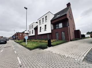 Dit recent appartement op de eerste verdieping is gelegen nabij het centrum van Sint-Gillis-Waas. U beschikt over een groot terras, drie...