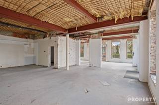 Commercieel gelegen handelsgelijkvloers op toplocatie te koop!Deze ruime handelsruimte (183 m²) wordt casco aangeboden en biedt tal van mogelijkheden...