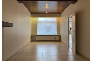 Gezellige stadswoning met inkomhall, living, keuken, badkamer, koer met wasberging,2 slaapkamers, zolder (vaste trap)en fietsengang.<br />Dubbel glas, rolluiken, muggeramen, dak recent geïsoleerd, volledig geschilderd.