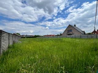 Op een landelijke ligging kan u deze weide met een oppervlakte van 1123m² huren voor het plaatsen van een paardje, pony, schapen,.... en dit...