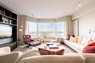 Découvrez ce magnifique appartement rénové avec vue frontale sur la mer, situé au centre d'un emplacement privilégié dans le quartier du...