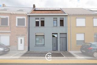 <p>Instapklare woning met aangename tuin in Kruisem.</p><p>U wordt verwelkomd in de gezellige leefruimte met aansluitend de open keuken, die in 2011 werd geplaatst. Op het gelijkvloers bevindt zich eveneens een praktische bergplaat en de badkamer met ligbad.</p><p>Op de eerste verdieping beschikt de woning over twee slaapkamers. Eén van deze kamers werd opgesplitst in twee afzonderlijke ruimtes, waardoor u hier naar eigen behoefte een dressing, bureau of zelfs een extra slaapkamer kunt creëren.</p><p>Daarnaast beschikt de woning over een zolder en kelder, ideaal als bijkomende opslagruimtes.</p><p>Ook buiten is het aangenaam vertoeven. Via het handige toegangspoortje naast de woning bereikt u rechtstreeks de tuin. Buitenshuis kan u genieten van het aangelegd terras en de verzorgde tuin.</p><p>Extra troef: De woning is uitgerust met zonnepanelen.</p><p>Bent u opzoek naar een instapklare woning met een aangename tuin in een rustige omgeving in Kruisem? Dan is dit pand helemaal wat u hoopt te vinden.<br />Aarzel niet en contacteer ons voor meer informatie en het inplannen van een bezoek. Tot snel!</p>