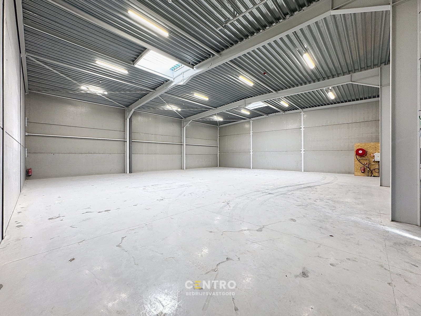 NB KMO-UNIT (359,8m²) te koop met 2 private parkeerplaatsen voor de deur, elektrische sectionaalpoort en sanitair blok op industriezone "Herdersbrug" te 8000 Brugge - photo 3