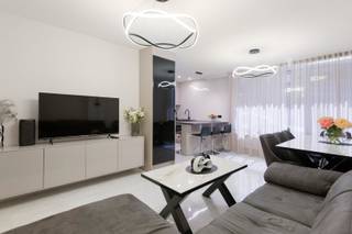 Gerenoveerd gelijkvloers appartement met 3 slaapkamers in het centrum van Kapellen.In het centrum van Kapellen vinden we dit volledig gerenoveerde gelijkvloerse appartement met 3 slaapkamers.Het appartement werd grondig vernieuwd, inclusief de leidingen, en is daardoor instapklaar.Bij het binnenkomen betreedt u de inkomhal, die toegang geeft tot de verschillende ruimtes.De leefruimte is afgewerkt met een tegelvloer en sluit mooi aan op de open keuken.De keuken werd vernieuwd in 2024 en biedt een frisse, moderne uitstraling.Verder beschikt het appartement over 3 slaapkamers.De badkamer werd eveneens vernieuwd in 2024 en is voorzien van een lavabo en douche.Daarnaast is er een praktische wasplaats aanwezig.Een extra troef is dat er overal automatische rolluiken aanwezig zijn.Bij het appartement hoort een garagebox, verplicht bij aan te kopen aan 25.000 euro.Daarnaast is er buiten plaats voorzien om fietsen te stallen.Dankzij de centrale ligging bevindt u zich vlak bij winkels, openbaar vervoer, scholen en andere voorzieningen.Een ideaal appartement voor wie gelijkvloers, comfortabel en centraal wil wonen in Kapellen.De weergegeven oppervlakte werd overgenomen van het EPC attest en is louter informatief.