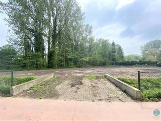 Dit perceel bouwgrond, gelegen aan de Gompelbaan in Mol, van 824m² biedt de mogelijkheid om een vrijstaande woning te bouwen met tuin georiënteerd...