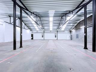 The approximately 325 m² warehouse is equipped with three large electric sectional doors (5 m wide x 4.3 m high), ideal for loading/unloading...