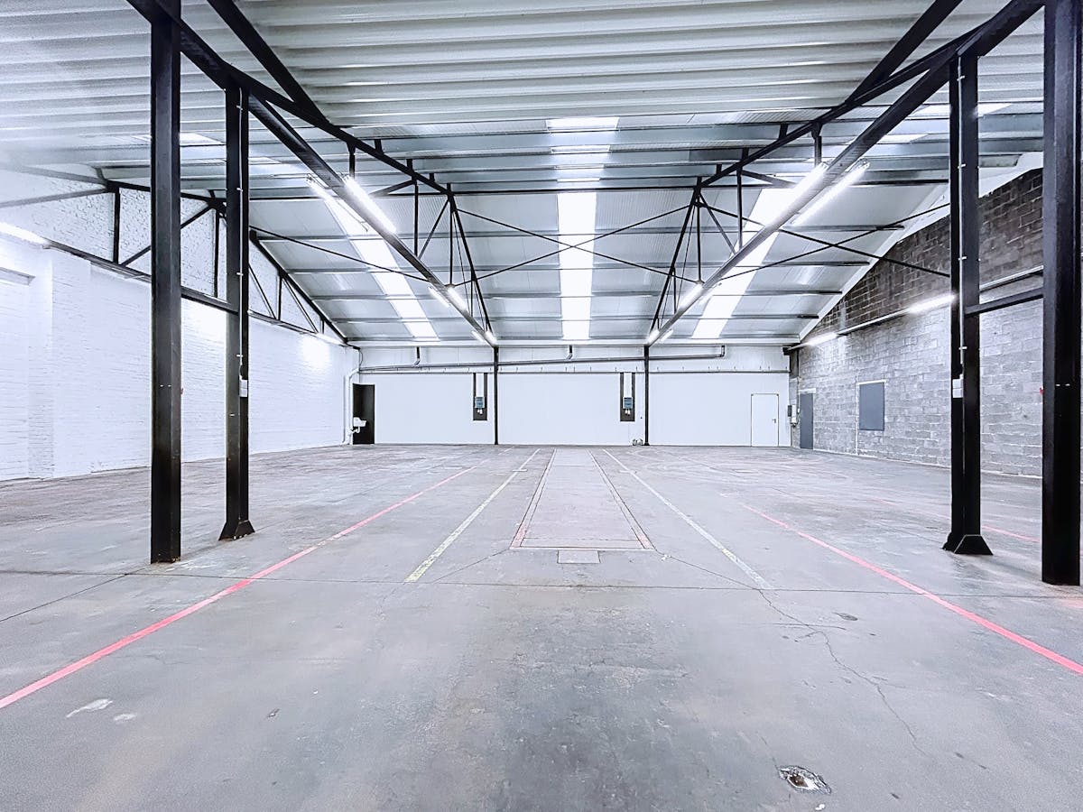 Warehouse with office space for rent at a prime location in Rijkevorsel - photo 1
