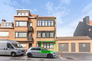 Dit instapklaar appartement bevindt zich op de gelijkvloerse verdieping en is dus vlot toegankelijk. Het betreft daarenboven een kleinschalige residentie, waardoor er geringe maandelijkse lasten zijn. <br /><br />Het appartement is instapklaar en heeft een logische indeling. U heeft een ruime leefkamer met een eet-en leefhoek. Aansluitend is er de functionele keuken met een extra ontbijthoek. <br /><br />U beschikt hier over twee volwaardige slaapkamers. In de badkamer is er een douchecabine, lavabo en toilet voorzien. <br /><br />Tot slot is er nog een grote koer aanwezig. <br /><br />Aarzel niet en neem contact op voor meer info of een afspraak! <br /><br />