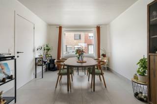 DISCOVERY DAY: Zat. 19/09 van 10u tot 12u Kom als eerste deze woning ontdekken! Opgelet, enkel op afspraak!www.driesstraat89.beOp een boogscheut van het centrum, ideaal en rustig gelegen, krijg je de kans om deze, van kop tot teen vernieuwde, ruime, zonnige rijwoning met uiterst praktische toegang voor fietsen, snoei- en grasafval en vuilnisbakken te ontdekken! De woning werd volledig gestript, geïsoleerd, voorzien van nieuw raamwerk en elektriciteit en een volledig nieuwe inrichting. De woning kreeg daarbovenop nog eens 20 zonnepanelen, alsook een energiezuinige centrale verwarming. Dit garandeert voor de bewoner een zeer laag energieverbruik (Label A). Via de inkomhal met apart toilet kom je in de lichtrijke leefruimte met zicht op het terras en aangelegde tuin. De keuken is oogstrelend en degelijk uitgerust met oven, microgolf, koelkast, diepvries, vitrok. kookplaat en vaatwas. Een wasberging/technische ruimte bevindt zich achteraan de woning. Vanuit de keuken en de berging heb je toegang op het gezellige terras en de grastuin. Gaan we verder naar de 1e verdieping, dan krijg je 2 grote kamers en een mooie badkamer met douche, wastafel en toilet. Dezolderverdieping bestaat uit een enorme masterbedroom, waar ook voorzieningen voor een badkamer mogelijk zijn. De kelder vlakbij de keuken is dan weer opnieuw uiterst praktisch van aard.Wil je een degelijk gerenoveerde woning, zonder werk en klaar voor de toekomst? Dan wordt dit je nieuwe thuis!