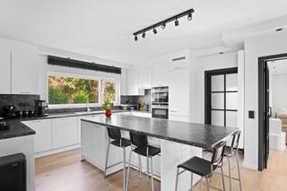 <p>ALTRO VASTGOED VERKOOPT: Luxueuze droomvilla met 5 slaapkamers</p><p>Bent u op zoek naar een woning die aan de binnenzijde werkelijk álles biedt? Deze prachtig afgewerkte villa in het idyllische Bachte-Maria-Leerne is een zeldzame vondst. Hoewel de straat momenteel wordt vernieuwd, wat zal resulteren in een nóg mooiere toegang, is het vooral het spectaculaire interieur dat u volledig zal betoveren.</p><p>Bij binnenkomst wordt u verwelkomd in een stijlvolle inkomhal met hoogwaardig maatwerk. De indeling is doordacht en biedt een ongeziene flexibiliteit met twee royale, lichtrijke leefruimtes waar het natuurlijke licht vrij spel heeft. Het kloppend hart van de woning is de luxueuze keuken met een stijlvol eiland. Daarnaast vindt u op het gelijkvloers een extra (slaap)kamer met aangrenzende luxueuze badkamer.</p><p>Op de verdieping wordt de nadruk op ruimte bevestigd met maar liefst vijf zeer ruime slaapkamers. De master bedroom is een ware suite, compleet met eigen dressing. Een tweede luxueuze badkamer zorgt voor optimaal comfort voor het hele gezin. De woning beschikt bovendien over een volledig afgewerkte kelder, ideaal voor hobby of stockage.</p><p>Gelegen op een prachtig perceel in een groene omgeving nabij de Leie, combineert deze villa landelijke rust met een hoogwaardige afwerking. Een uniek pand waar ruimte geen grenzen kent.</p><p>Dit pareltje zelf ontdekken? Maak een afspraak bij Leen via 0478/69.84.34 of Leen@altro-vastgoed.be.</p>