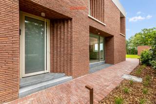 Deze prachtige halfopen nieuwbouwwoning in Lubbeek combineert hedendaags wooncomfort met een rustige, groene omgeving. De woning wordt opgeleverd in juli 2026 en werd ontworpen met oog voor ruimte, licht en energiezuinigheid. Bij het binnenkomen wordt u verwelkomd in een ruime en lichtrijke leefruimte met open keuken. Dankzij de grote raampartijen geniet u hier van een aangenaam zicht op de tuin, een patio en een overvloed aan natuurlijk licht. Verder beschikt het gelijkvloers over een praktische berging en een gastentoilet. Op de verdieping bevinden zich drie volwaardige slaapkamers (waarvan 1 met volledig ingerichte dressing) en een comfortabele badkamer. Buiten geniet u van een uitzonderlijk ruim perceel van ongeveer 30 are met een prachtige zuidgerichte tuin en bos. Het achterste gedeelte is gemeenschappelijk en wordt onderhouden door de verhuurder. Bovendien beschikt elke woning over een eigen tuinhuis met elektriciteitsaansluiting. De woning is uitgerust met zonnepanelen, vloerverwarming, een lucht-waterwarmtepomp, ventilatiesysteem type D, een regenwaterput en een laadpaal voor elektrische voertuigen. Naast de huurprijs van € 2.090 per maand wordt een vaste kost van € 100 per maand voorzien voor gemeenschappelijke kosten. Het dagelijkse en reguliere onderhoud van de tuin tot aan de tuinhuisjes blijft de verantwoordelijkheid van de huurder. Wenst u graag een bezoek of extra informatie? info@homies.be