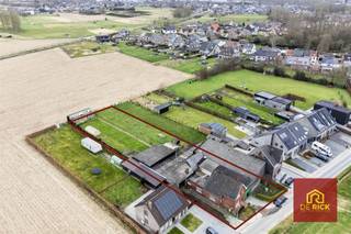 Ontdek dit prachtig gelegen bouwperceel van 2107 m² in het charmante Erpe-Mere. Deze locatie presenteert een unieke kans voor wie zijn droomhuis wil realiseren in een rustige omgeving, omgeven door veel groen. Door het omliggende agrarisch gebied geniet u overal van zicht op de omliggende velden en akkers. De grond biedt eindeloze mogelijkheden voor de creatie van een ruime tuin, buitenleven en meer. Gelegen in een landelijke buurt maar toch dicht bij alle nodige voorzieningen, geniet u hier van het beste van twee werelden. De nabijheid van belangrijke verkeersaders zorgt bovendien voor uitstekende verbindingen naar steden en dorpen in de regio. Laat deze kans niet voorbijgaan om uw woondroom waar te maken op een plek die sereniteit en gemak perfect combineert.Mogelijkheid tot het bouwen van een gesloten en halfopen bebouwing.