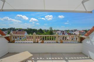 Stijlvol duplexappartement met zonnige terrassen en open zicht op de villa’s van het Zoute.<br />Lichtrijk en perfect onderhouden duplexappartement, gelegen in een stijlvolle en karaktervolle residentie in Normandische stijl. Het appartement biedt een schitterend open uitzicht op de omliggende Zoute-villa’s en geniet van een uiterst centrale ligging op wandelafstand van zowel het winkelcentrum als de zee.<br />Indeling:<br />Inkomhal met gastentoilet en vestiaire. Gezellige, lichtrijke leefruimte met open haard en ingemaakte kasten, waarvan één ingericht als bar. De woonkamer geeft uit op het ruime zonneterras aan de voorzijde, uitgerust met bergingen en een zonneluifel. Vanuit het salon geniet u van een prachtig panoramisch zicht. Aparte bergingen, waarvan één voorzien voor wasmachine.<br />Halfopen keuken met aangrenzende eethoek, uitgevend op het tweede terras achteraan voorzien van berging. <br />Verdieping:<br />Masterbedroom met ingemaakte kasten en en suite douchekamer. Tweede volwaardige slaapkamer eveneens met ingemaakte kasten. Aparte badkamer.<br />Privatieve kelder en gemeenschappelijke fietsenberging in de residentie.<br />Mogelijkheid tot aankoop van een staanplaats en/of garagebox in het gebouw.