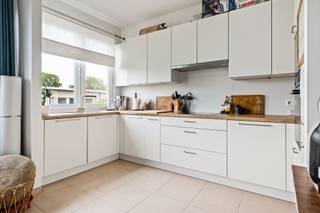 <p><span>Prachtig ruim 3-slaapkamer appartement in Berchem</span></p><p><span> </span></p><p><span>Dit instapklare 3-slaapkamer appartement bevindt zich op de tweede verdieping (dakappartement) van een kleinschalig gebouw met slechts 3 appartementen, zonder lift. Dankzij de vele ramen geniet het appartement van een overvloed aan natuurlijk licht. Momenteel verhuurd, biedt het ook een uitstekende investering. Er is de mogelijkheid om een autostaanplaats aan te kopen voor € 15.000. Verder zijn er een gemeenschappelijke fietsenberging en twee kelders beschikbaar.</span></p><p><span> </span></p><p><span>Indeling van het appartement:</span></p><p><span> </span></p><p><span>Living en keuken</span><span><br /></span><span>Het appartement beschikt over een ruim open leefgedeelte waarin woonkamer, eetruimte en keuken naadloos in elkaar overlopen. Deze open indeling zorgt voor een licht en ruimtelijk gevoel. De moderne witte keuken is volledig uitgerust met inbouwapparatuur, waaronder dubbele ovens en een keramische kookplaat. Het houten werkblad brengt warmte in de ruimte en het grote raam zorgt voor veel natuurlijk licht. De woonkamer is gezellig en licht, ideaal om te ontspannen, terwijl het aangrenzende eetgedeelte ruimte biedt voor een dinertafel. Het open concept is perfect voor samenkomen met familie en vrienden.</span></p><p><span> </span></p><p><span>Slaapkamers</span><span><br /></span><span>Het appartement telt drie slaapkamers. De hoofdslaapkamer beschikt over een groot raam met uitzicht op de groene omgeving, ideaal voor rust en privacy.</span></p><p><span> </span></p><p><span>Badkamer</span><span><br /></span><span>De moderne badkamer is afgewerkt met witte tegels en voorzien van een inloopdouche met glazen wand, een functioneel lavatorium met spiegel en praktische opbergruimte. Een aangename ruimte voor dagelijks gebruik.</span></p><p><span> </span></p><p><span>Ligging en omgeving</span><span><br /></span><span>Gelegen in het dynamische Berchem, geniet dit appartement van een rustige, groene straat en een uitstekende bereikbaarheid. Scholen, winkels, restaurants en openbaar vervoer bevinden zich in de nabije omgeving, waardoor het ideaal is voor gezinnen en stellen.</span></p><p><span> </span></p><p><span> </span></p><p><span>Bijzonderheden:</span></p><ul><li><span>Instapklaar </span></li><li><span>3 slaapkamers </span></li><li><span>Doorloopappartement </span></li><li><span>Lage algemene kosten </span></li><li><span>Elektriciteit conform </span></li><li><span>Veel natuurlijk lichtinval </span></li><li><span>Gemeenschappelijke fietsenberging </span></li><li><span>Mogelijkheid tot aankoop van een autostaanplaats (€ 15.000) </span></li></ul><p><span>Ook het appartement op de eerste verdieping is te koop. Indien u wenst, kunt u deze ook zien.</span></p><p><span> </span></p><p><span> </span></p>