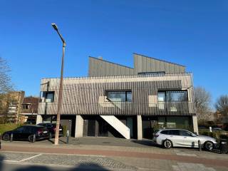 Deze schakelwoning is bijzonder goed gelegen en omvat inkom met vestiaire en toilet, leefruimte met eetplaats en salon, open volledig...