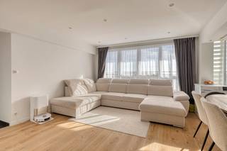 <p><strong>immo DAVID stelt voor: gerenoveerd appartement op de 11de verdieping met terras</strong></p>
<p>Op zoek naar een instapklaar appartement met een open uitzicht? Dit volledig gerenoveerde appartement op de 10de verdieping biedt een aangename combinatie van comfort, lichtinval en een uitstekende ligging. <span>Bovendien beschikt het appartement over een </span><strong><span>uitstekend EPC-label B</span></strong><span>, wat zorgt voor een energiezuinige woning.</span></p>
<p>Een absolute troef is het aangename terras met een mooi open uitzicht, waar u in alle rust kunt genieten van de buitenlucht en de zon.</p>
<p>Het appartement omvat een inkomhal, een volledig uitgeruste keuken met dampkap, elektrische kookplaten, oven, koelkast, vaatwasser en wasmachine, één slaapkamer, een apart toilet en een modern afgewerkte badkamer.</p>
<p>Ook de ligging is een sterke troef. U woont op korte afstand van de Brusselse Ring, het centrum, UZ Jette, het Laarbeekbos, de fietssnelweg, winkels, scholen en het openbaar vervoer.</p>
<p>Een ideale woning voor starters, alleenstaanden of investeerders die op zoek zijn naar een gerenoveerd appartement met terras en een vlotte verbinding naar Brussel.</p>
